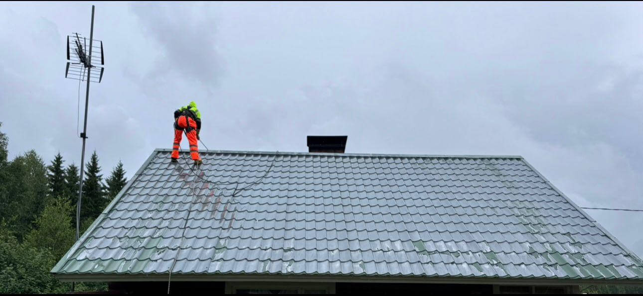 Peltikatto ennen huoltoa