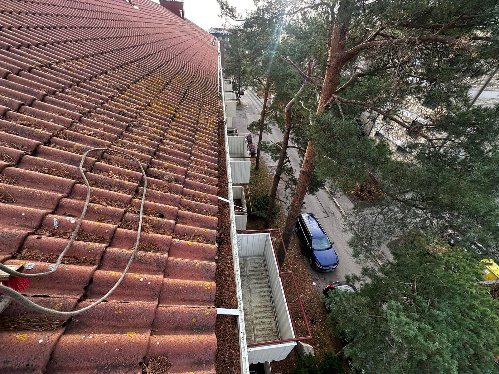 Tiilikatto ennen huoltoa